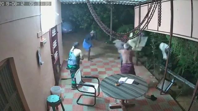 Watch Robber fails caught on camera;Brave courage fighter old man and his wife смотреть онлайн