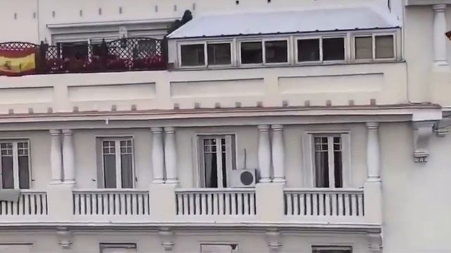 Madridista's emotional trumpet play to Real Madrid Decima anthem from balcony смотреть онлайн