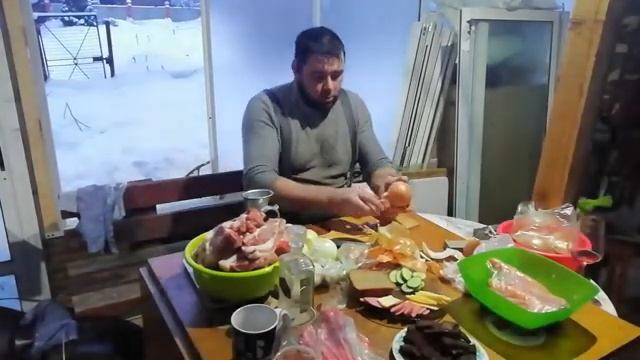 у нас гостья Юля из Москвы\делаем кебаб на углях. смотреть онлайн