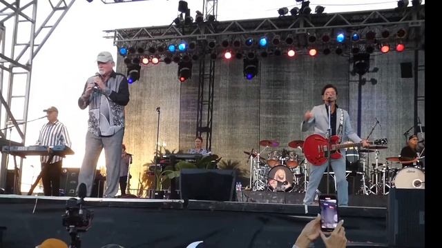 The Beach Boys with John Stamos - Surfing Safari - 2022 Ventura County Fair, Ventura, CA, Aug. 8 смотреть онлайн
