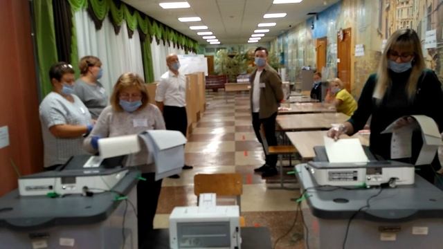 Что происходит за закрытыми дверями избирательного участка | Второй день. Подсчёт голосов 18.09.202 смотреть онлайн