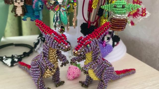 Динозавр из бисера / фигурки из бисера / объёмное бисероплетение / плести из бисера смотреть онлайн