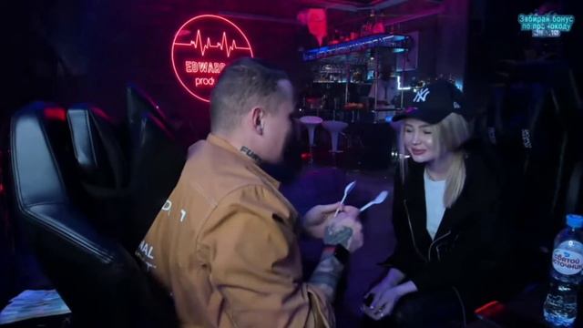 ЭДВАРД БИЛ СМОТРИТ РОТ СТРАУСИХИ