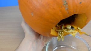 ЗЛАЯ ТЫКВА ПРОТИВ НУБА ИЗ МАЙНКРАФТ ! Как сделать светильник из тыквы на Хеллоуин у себя дома !