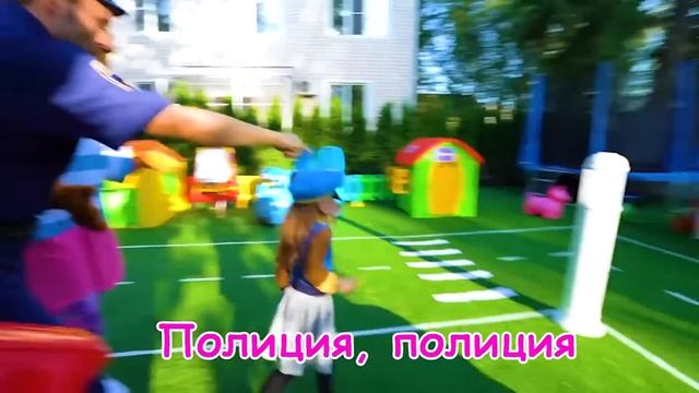 🚓 Весёлые Полицейские! Песенка о Мойке Машин с Майей, Мией и Машей 🧽🎶 смотреть онлайн
