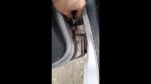 Lada Granta - Замена направляющего болта на петли двери