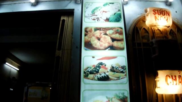 Ужин на улице вечерного Сайгона