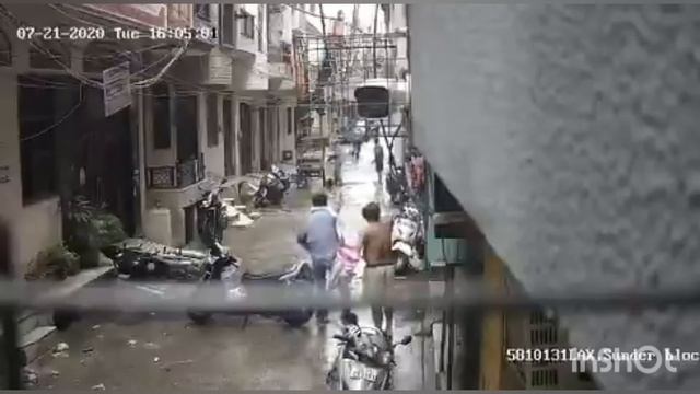 Brave Woman Saved Her 4 Yrs Old Girl.