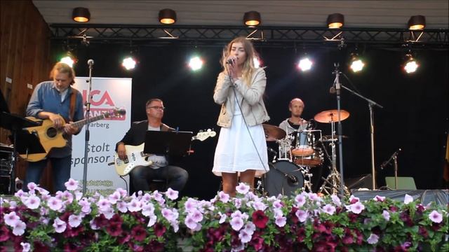 Hanna Ferm i Varbergs Societetspark смотреть онлайн