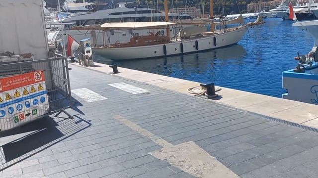 Le quai des princes à Monaco de plus près مرفأ موناكو الأمراء في جولةمقربة смотреть онлайн