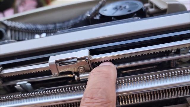 Royal Safari Typewriter SA7463138 in 1967 or 1968 смотреть онлайн