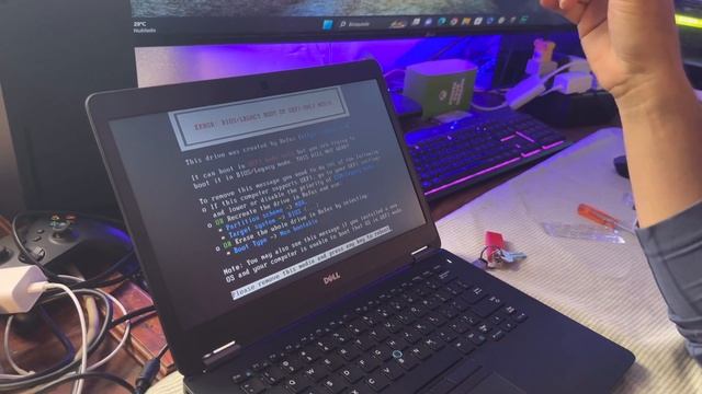 Cómo abrir Dell Latitude E7470 y cambiarle almacenamiento? смотреть онлайн