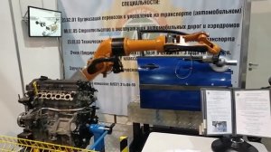 Робот манипулятор полирует дверь автомобиля *выставки на ВДНХ)