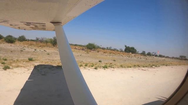 Santawani Airstrip to Maun on Moremi Air (Mahindra plane) смотреть онлайн