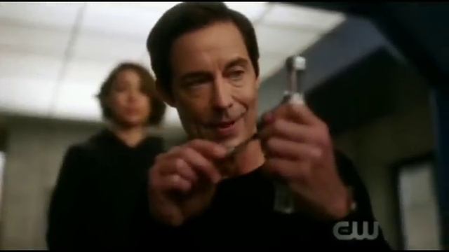 The Flash 5x08 | Eobard Makes Fun Of Savitars Face смотреть онлайн