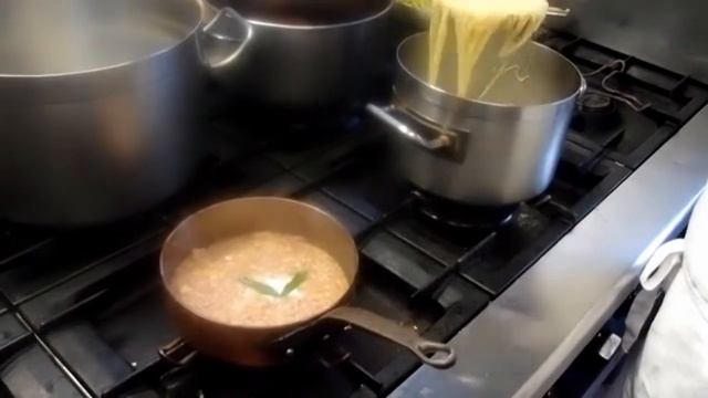 Cucine all'opera: Real Castello di Verduno - Tajarin al ragù di rose, con tartufo nero estivo смотреть онлайн