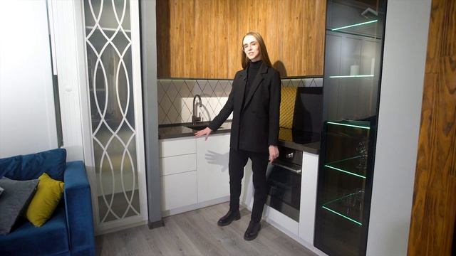 Полный обзор маленькой кухни из массива ясеня и чёрной столешницей