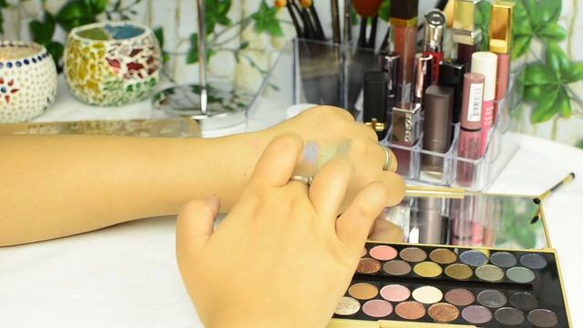 Eyeshadow Swatch I Makeup Revolution London Fortune Favours the Brave смотреть онлайн
