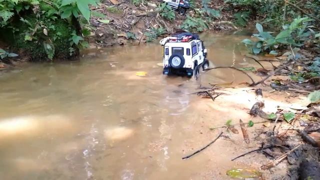 RC Defender and Honcho SCX10- River Safari смотреть онлайн