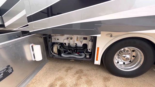 Outside 2014 Tiffin allegro 37AP – 450 hp Cummins – 38,000 miles asking price $229,000 смотреть онлайн