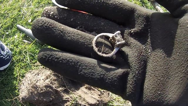 Big ring in an old park. Minelab Safari Metal detecting fields and parks смотреть онлайн