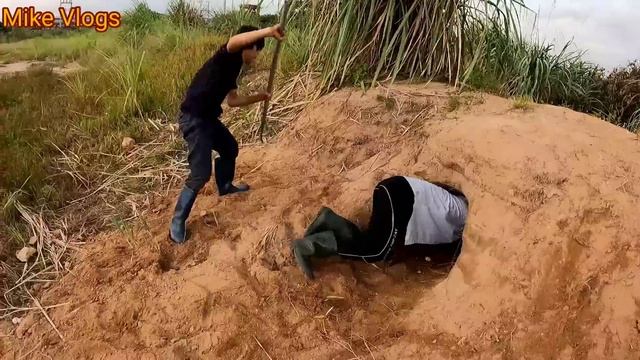 Brave Girl Combine With Hunters Fighting With Giant Monster Python To Save Youth | Mike Vlogs смотреть онлайн