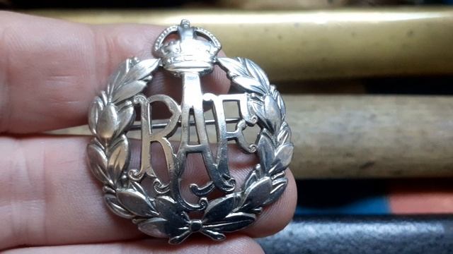 WW2 ROYAL AIR FORCE POLICE CHROMED WHITEMETAL CAP BADGE смотреть онлайн
