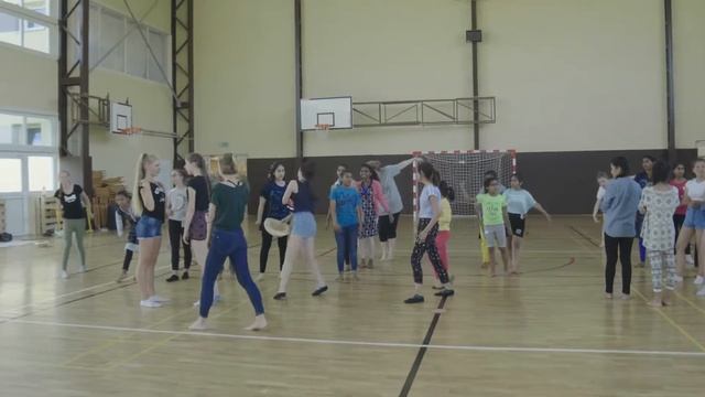 Brave Kids manual - case3 - workshops: choreography for 70 kids in 15 minutes - kids teach kids смотреть онлайн