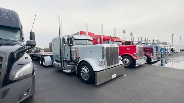 Custom Big Rigs Stacked up at the 75 Chrome Show 2023 смотреть онлайн