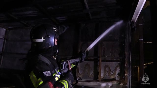 Пожар на Воронцовском рынке ночью тушили сотрудники МЧС России по Севастополю смотреть онлайн