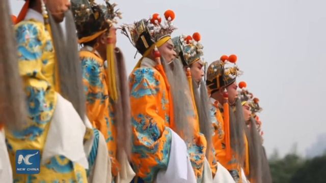 432 Yuju Opera fans, donning imperial robes, create Guinness record смотреть онлайн