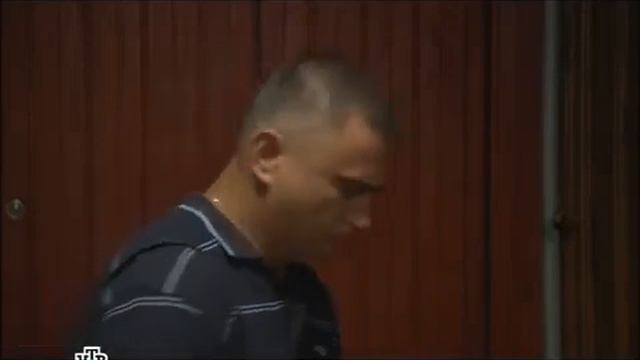 Man slips on tight latex gloves to break into apt. смотреть онлайн