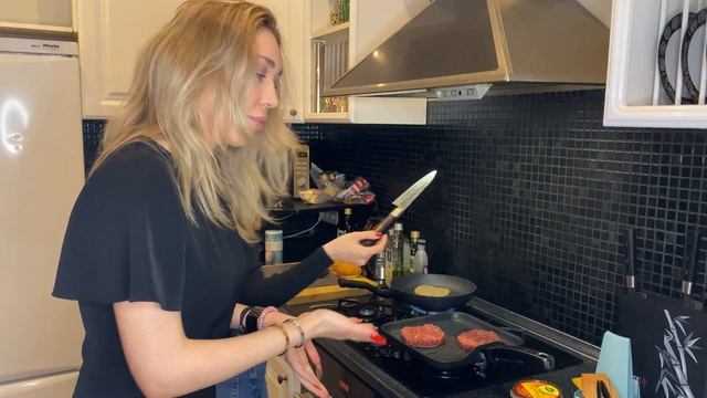 Крабсбургер | Бургер с рыбой и бургер с мясом в исполнении женщин на кухне. смотреть онлайн