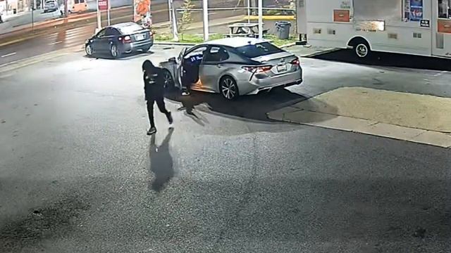 Surveillance Footage Captures Brave Citizen Standoff Against Criminals смотреть онлайн