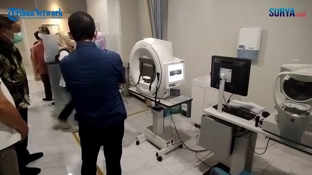 Operasi Katarak Gratis, Gunakan Peralatan Canggih Kini Cukup 15 Menit Saja смотреть онлайн