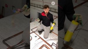 Пайка медного трубопровода для холодильного оборудования.