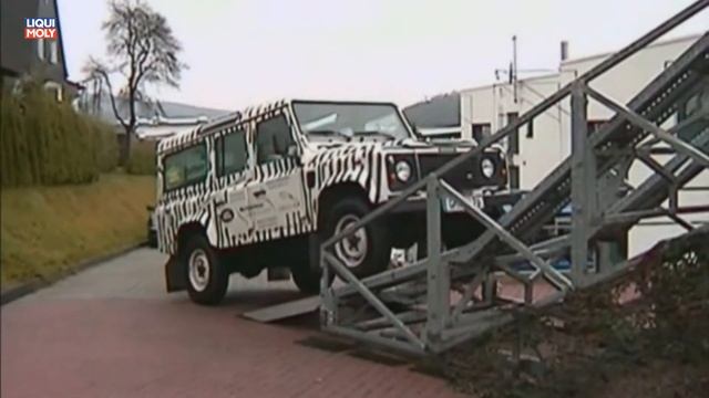Land Rover Defender Safari Daktari Zebrafarben offroad Geländewagenparcour Land Rover Autohaus Wurt смотреть онлайн