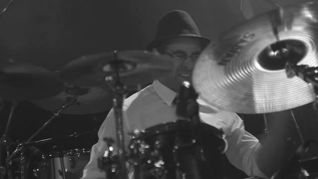 Tony Nesbitt-Larking (performing with Tanika Charles) - Drum Solo [Opera House - October 15, 2010] смотреть онлайн