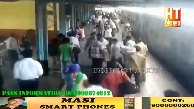 Brave Cop Saves Girl's Life Who Jumped Off Moving Train In Pune смотреть онлайн