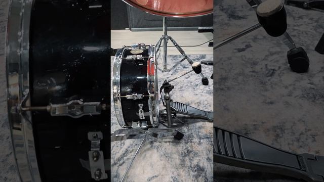 НИКОГДА НЕ ПОДПУСКАЙТЕ ГИТАРИСТОВ К БАРАБАНАМ