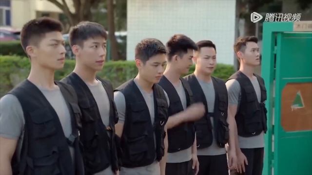 ⭐ 男神表现太勇猛，灰姑娘直接熊抱男神尽显甜蜜，男神脸红心动不已【照亮你 A Date With The Future】鬼马少女x高冷男神 смотреть онлайн