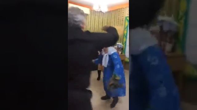 Бабушка очень бодро танцует свои 70 лет. Мир в шоке от увиденного