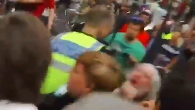 Trouble makers at Critical Mass gang up on brave policeman смотреть онлайн