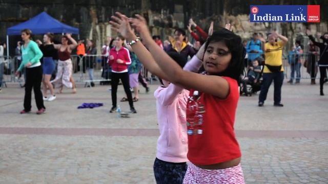The magic of Bollywood comes to Oz смотреть онлайн