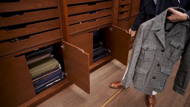 A Closer Look at Safari Jackets and More смотреть онлайн