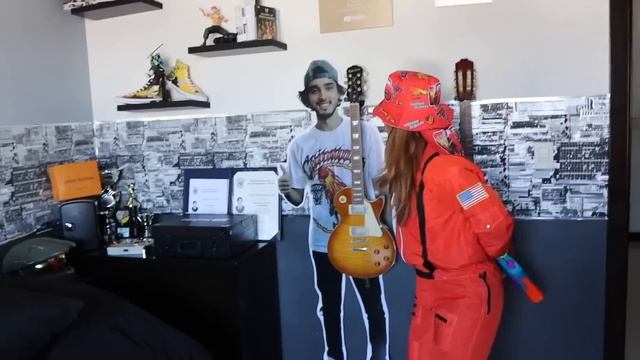 CONSTRUI UN CUARTO SECRETO EN PUBLICO смотреть онлайн