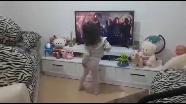 Пока мама убирается, Самира танцует. Samira Evde Dans Ediyor