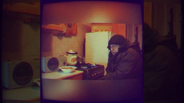 Геннадий Горин сидит на кухне и слушает Тима Беларусских смотреть онлайн