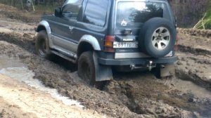 Мицубиси Паджеро в грязи