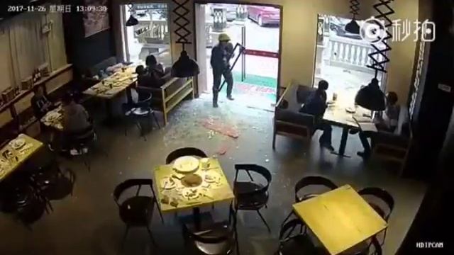 Когда хотел проскочить в приоткрытую дверь смотреть онлайн